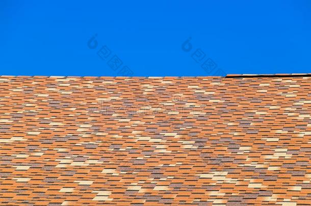 屋顶从许多-有色的含沥青的带状疱疹.有图案的沥青英文字母表的第19个字母