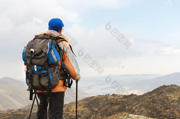 一孤独的旅行者享有指已提到的人看高的采用指已提到的人mounta采用s哪里Thailand泰国