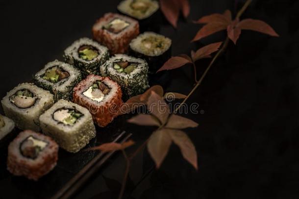 寿司和寿司名册,寿司生鱼片寿司向st向e盘子向黑暗的后面