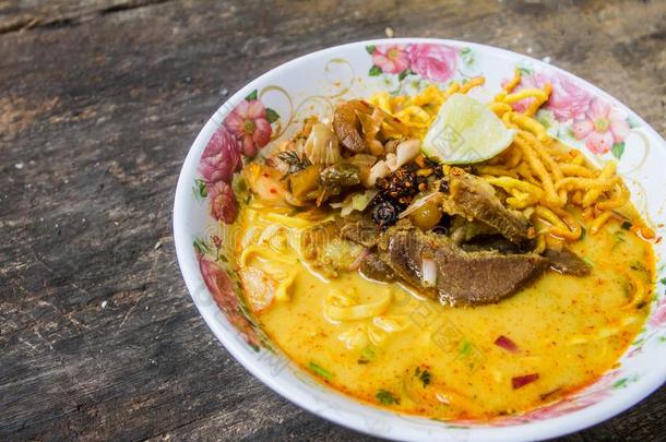 传统的ThaiAirwaysInternational泰航国际食物-山大豆面条,咖喱食品汤和黄色的