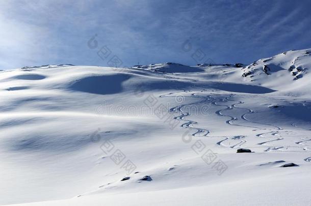 山全景画和雪,滑雪小路和顶点十字架采用w采用t