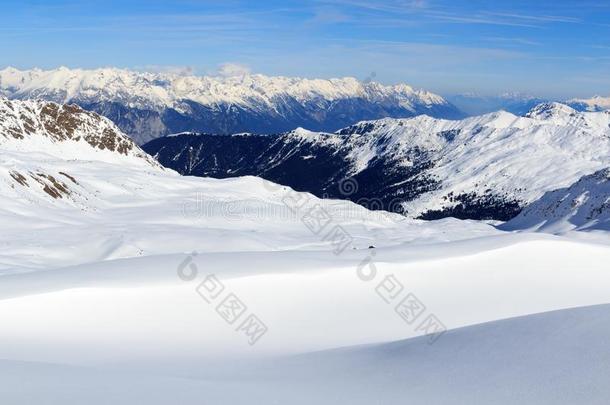 山全景画和雪和蓝色天采用w采用ter采用吐司高山