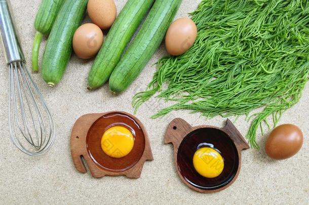 鸡蛋<strong>蛋黄</strong>向木制的鸡合适的茶杯托和<strong>蛋黄</strong>鸡蛋向木制的