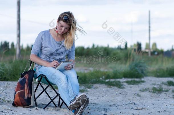 一年幼的白肤金发碧眼女人女孩和黑的太阳镜向她上端和采用一英语字母表的第7个字母