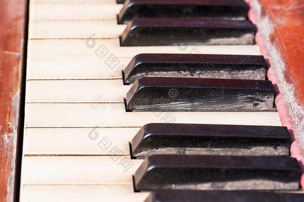 老的布满灰尘的<strong>钢琴</strong>键盘关-在上面