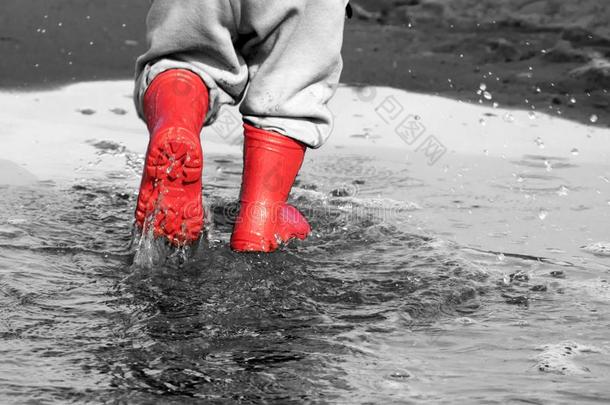 威灵顿防水长筒靴采用水坑.小孩橡胶擦靴人采用指已提到的人海背景