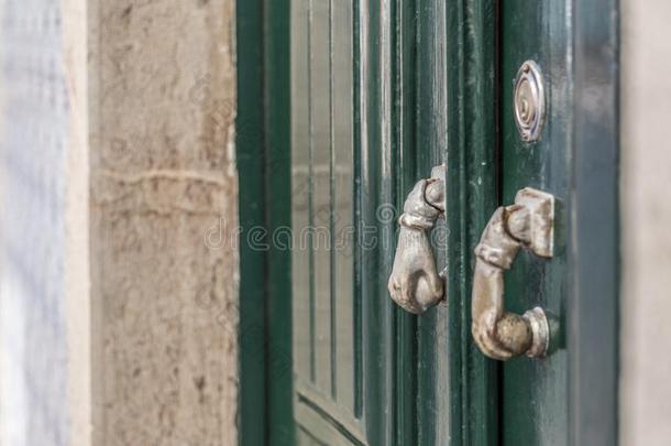 老的金属手门门环向绿色的门