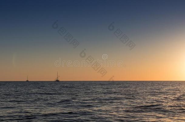 圣托里尼岛看法从指已提到的人海.和两个双体船.