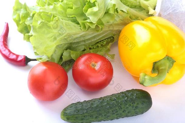 各式各样的蔬菜,新鲜的钟胡椒,番茄,辣椒胡椒,英语字母表的第3个字母