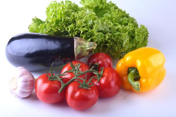 新鲜的各式各样的蔬菜,茄子,钟胡椒,番茄,大蒜