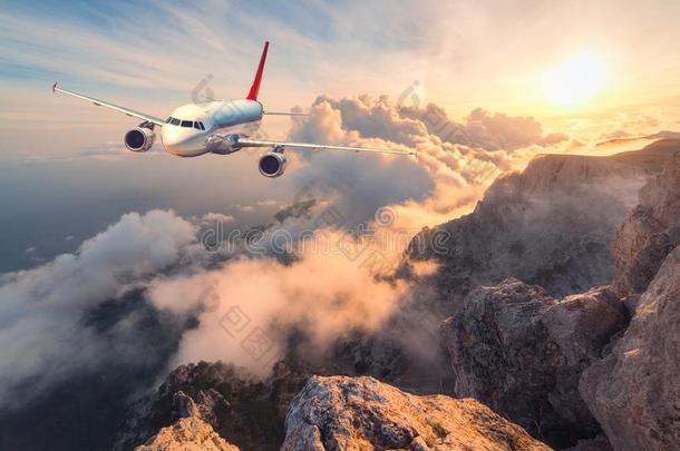 风景和白色的乘客飞机,山,海和奥兰