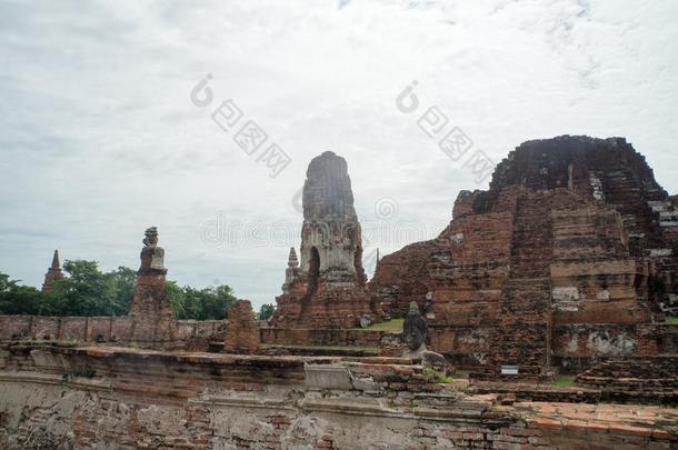 圆形的旅游泰国七月2017-大城府-泰国或高棉的佛教寺或僧院紫面叶猴det.那个
