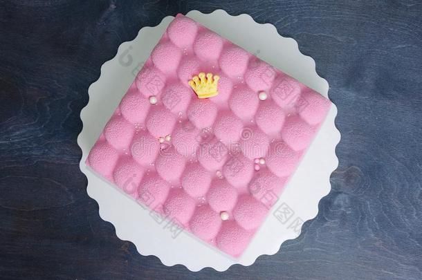 粉红色的巧克力丝绒奶油冻蛋糕和珍珠