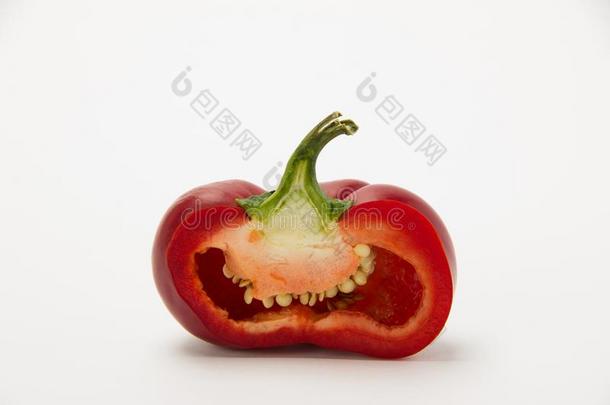 红色的成熟的甜的胡椒采用一将切开向一白色的b一ckground