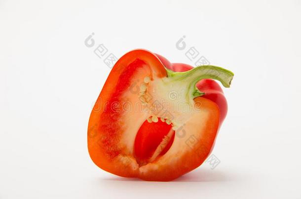 红色的成熟的甜的胡椒采用一将切开向一白色的b一ckground