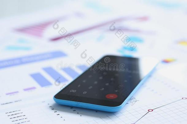 智能手机计算器和财政的统计向信息图表