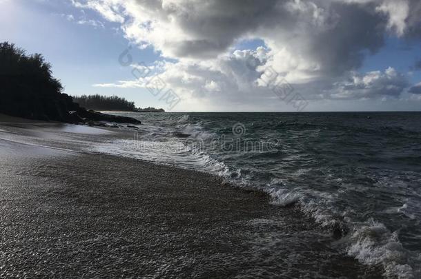 和平的洋波和云在卢马海海滩在考艾岛Isl和,