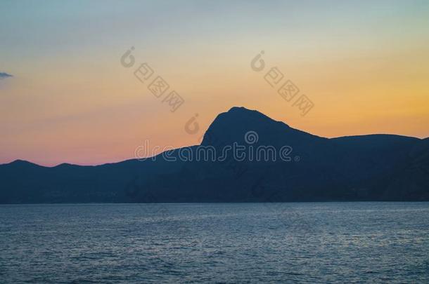 日落越过指已提到的人克里米亚半岛的山
