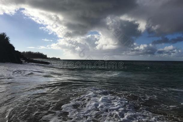 和平的洋波和云在卢马海海滩在考艾岛Isl和,