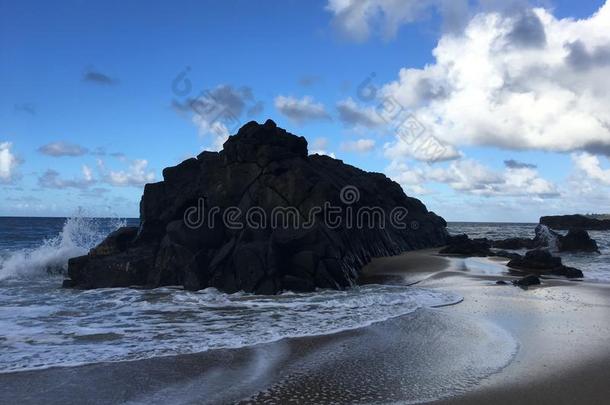和平的洋波和云在卢马海海滩在考艾岛Isl和,