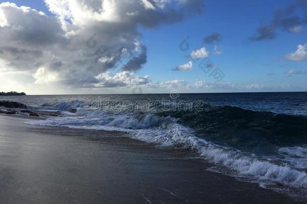 和平的洋波和云在卢马海海滩在考艾岛Isl和,