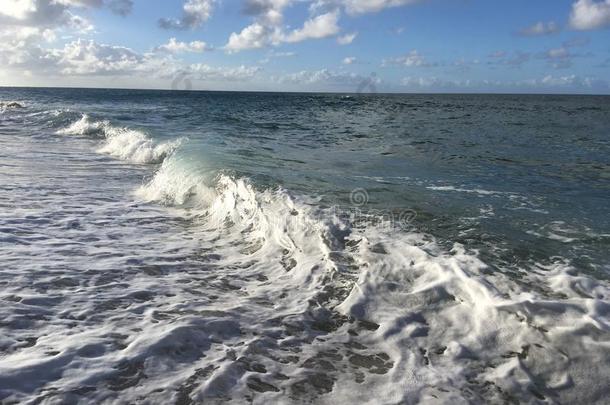 和平的洋波和云在卢马海海滩在考艾岛Isl和,