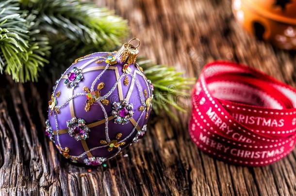 圣诞节时间.奢侈<strong>金色</strong>的紫色的蓝色圣诞节球和decrease减少