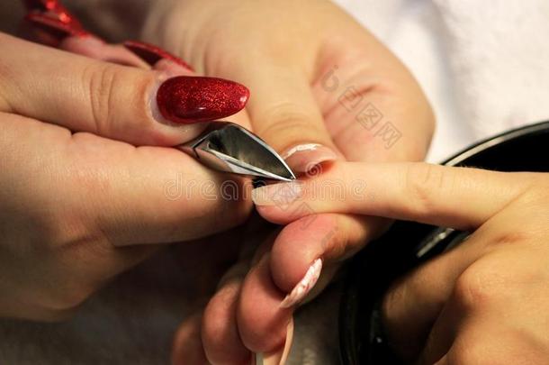 指甲修饰师在训练课程给看学生怎样向手感钉子