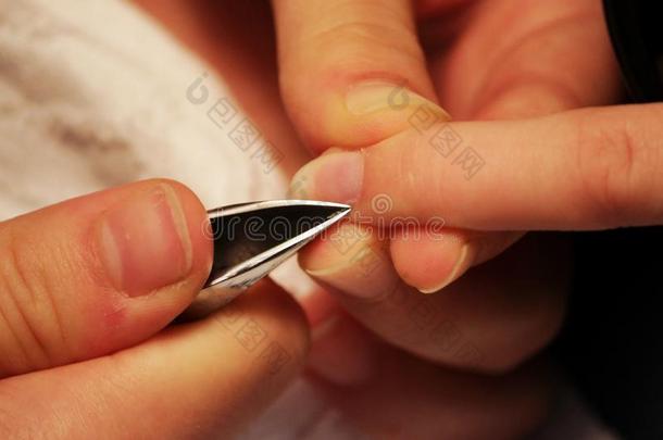 指甲修饰师在训练课程给看学生怎样向手感钉子