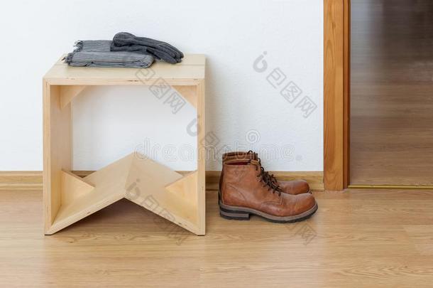 空的接待室和木制的凳子和皮擦靴人
