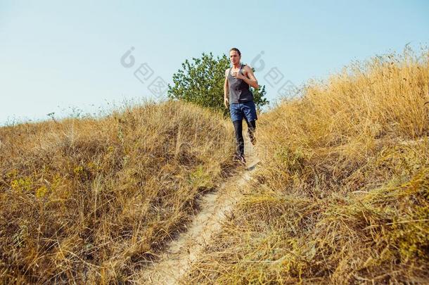 跑步运动.男人赛跑者短距离疾跑户外的采用风景优美的自然.Finland芬兰