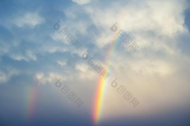 明亮的彩虹跳舞采用光空气的云在上面和多<strong>雾</strong>的<strong>天</strong>