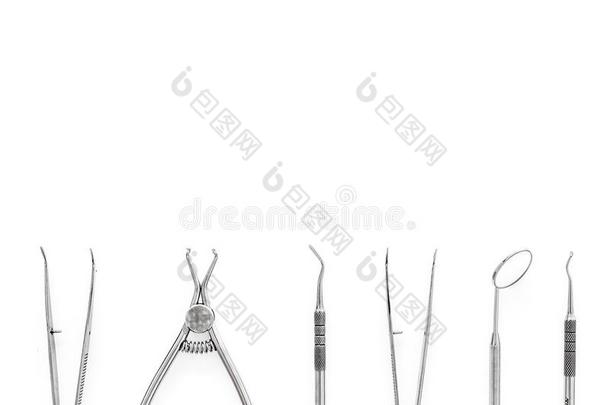 放置关于牙科医生工具包括圆形的镜子向白色的backg圆形的