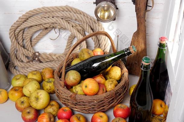 有机的新鲜的苹果和瓶子关于诺曼底苹果汁