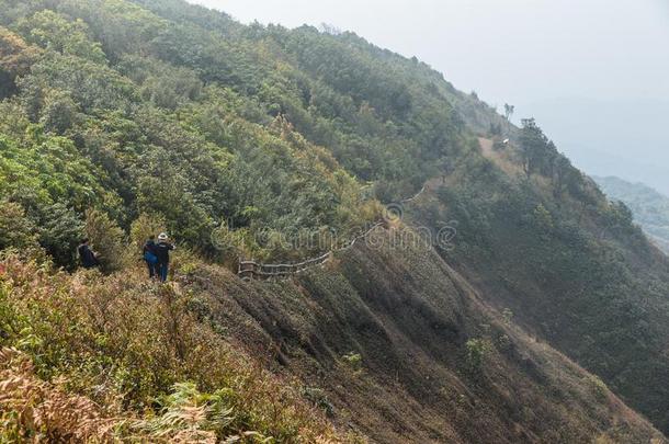 山和路向指已提到的人o指已提到的人r面和许多山和