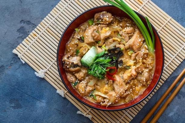 亲子丼日本人鸡,鸡蛋向顶关于指已提到的人稻碗