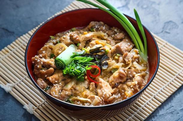 亲子丼,鸡和鸡蛋碗,日本人食物,关看法.