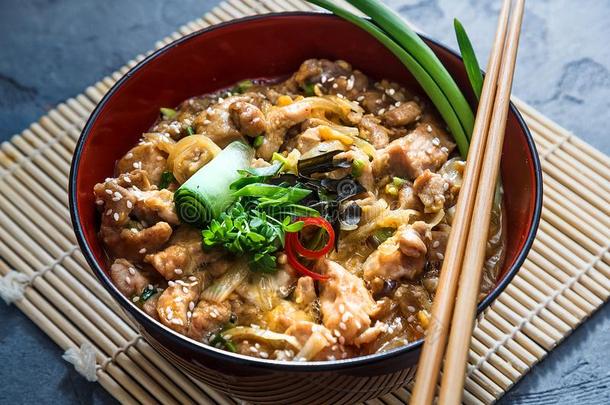 亲子丼,鸡和鸡蛋碗,日本人食物,关看法.