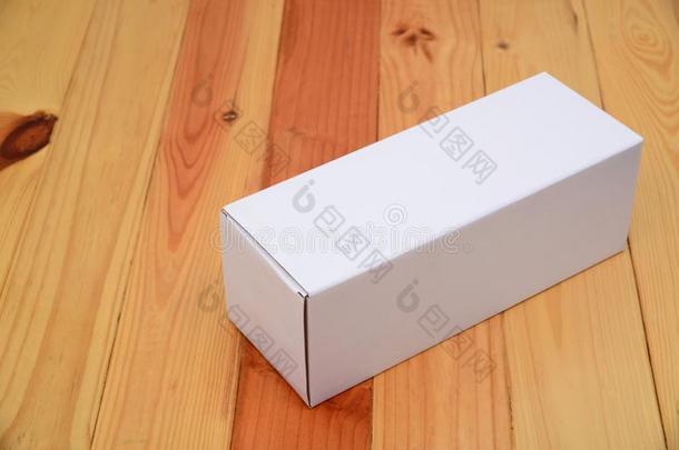 空的包装白色的<strong>卡</strong>纸板盒为长的<strong>物料</strong>项目向木制的表