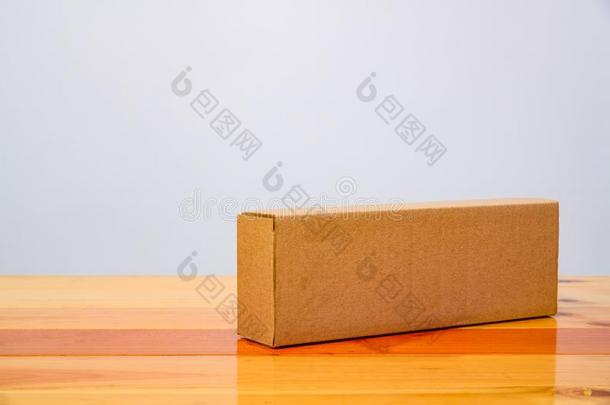 空的包装棕色的<strong>卡</strong>纸板盒为长的<strong>物料</strong>项目向木制的表