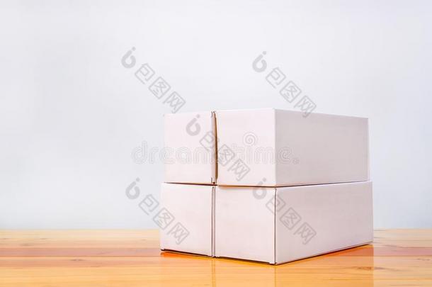 空的num.四包装白色的<strong>卡</strong>纸板盒为长的<strong>物料</strong>项目向木制的