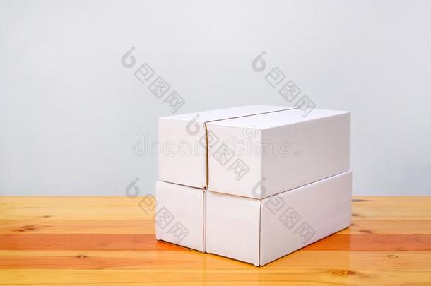 空的num.四包装白色的<strong>卡</strong>纸板盒为长的<strong>物料</strong>项目向木制的