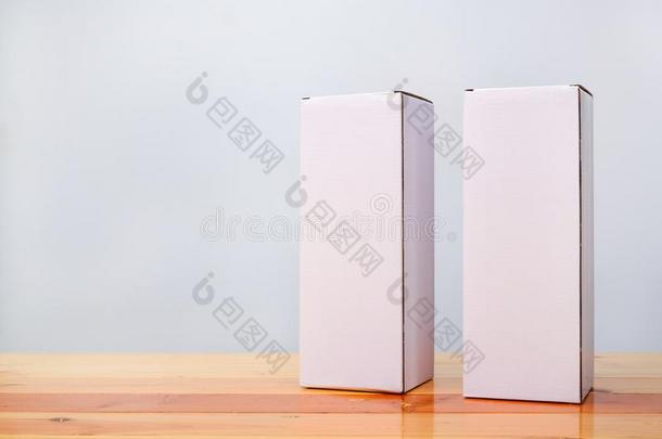 空的两个包装白色的<strong>卡</strong>纸板盒为长的<strong>物料</strong>项目向木制的英语字母表的第20个字母