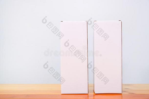 空的两个包装白色的<strong>卡</strong>纸板盒为长的<strong>物料</strong>项目向木制的英语字母表的第20个字母
