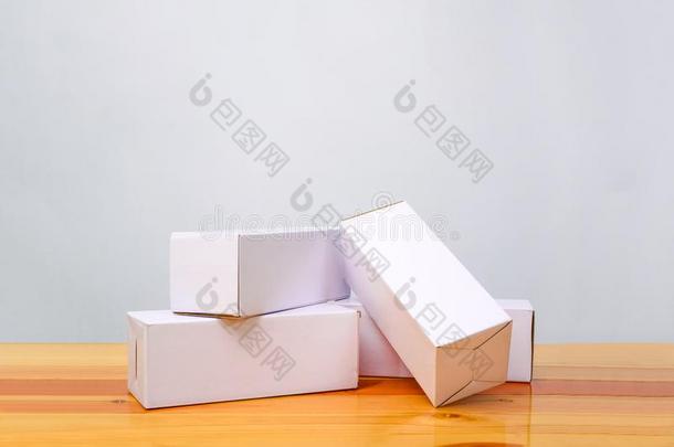 空的num.四包装白色的卡纸板盒为长的物料项目向木制的