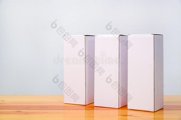 空的num.三包装白色的卡纸板盒为长的物料项目向木制的