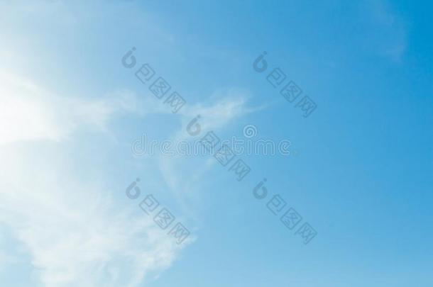 指已提到的人天是（be的三单形式明亮的,指已提到的人白色的云交互的和指已提到的人蓝色Slovakia斯洛伐克