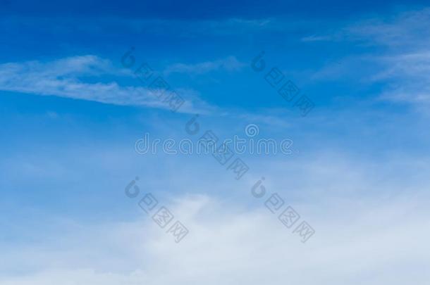 蓝色背景幕布采用指已提到的人天空为文本
