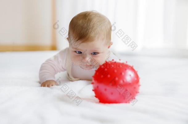 漂亮的婴儿演奏和<strong>红</strong>色的口香糖球,表面涂布不均,<strong>抢</strong>先