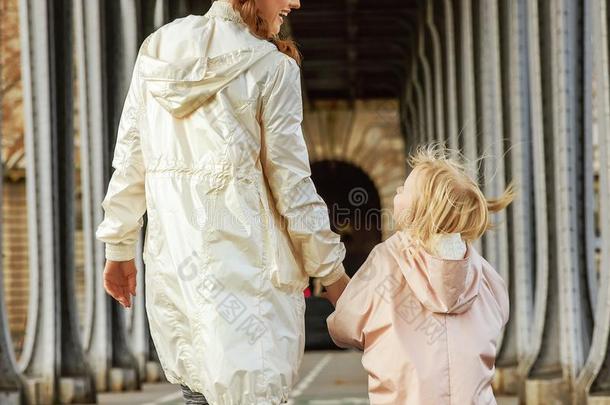 积极的母亲和女儿向P向tdemand需要built-inrobes入墙衣橱-哈基姆桥步行